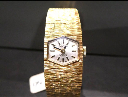 VINTAGE NEW OLD STOCK LADIES WALTHAM 17J GOLD PLATED WATCH.