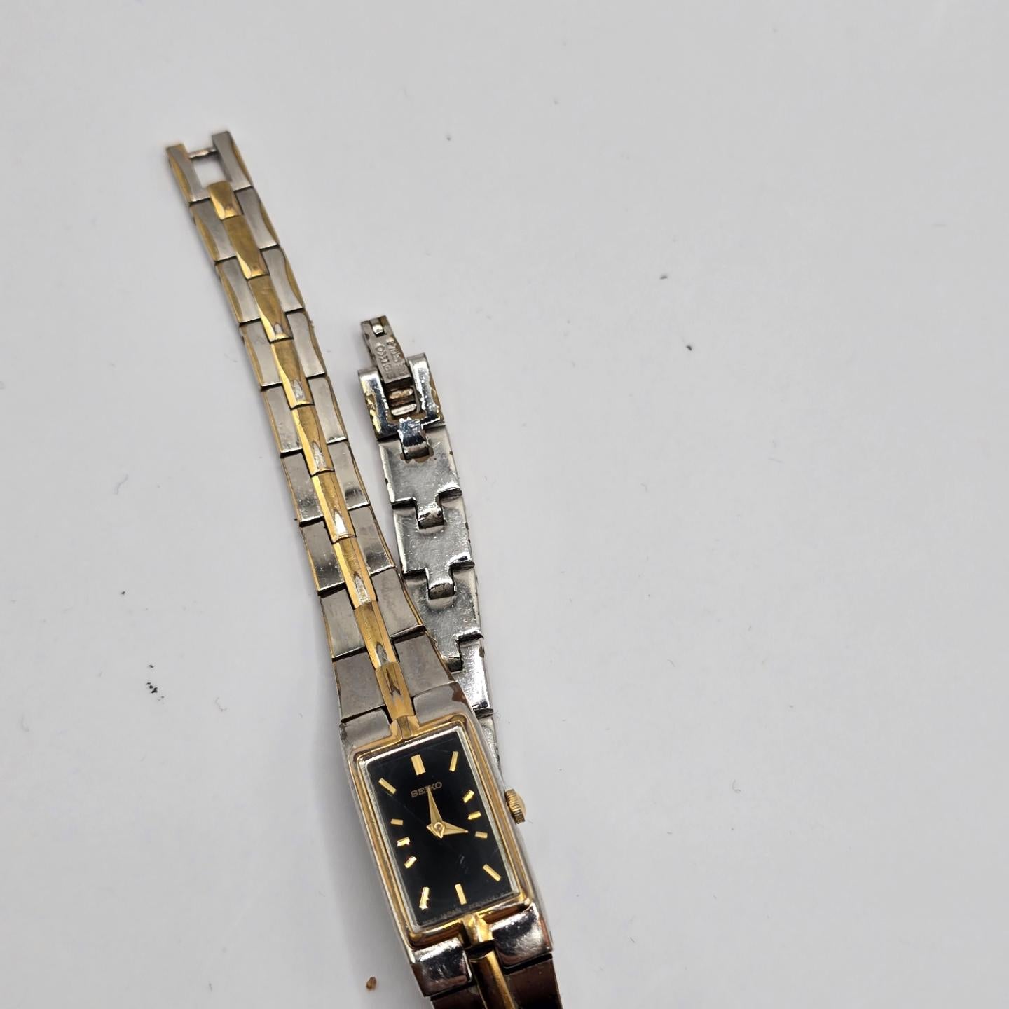 SEIKO LADIES VINTAGE QUARTZ WATCH  ***USED*** 2E20-7479