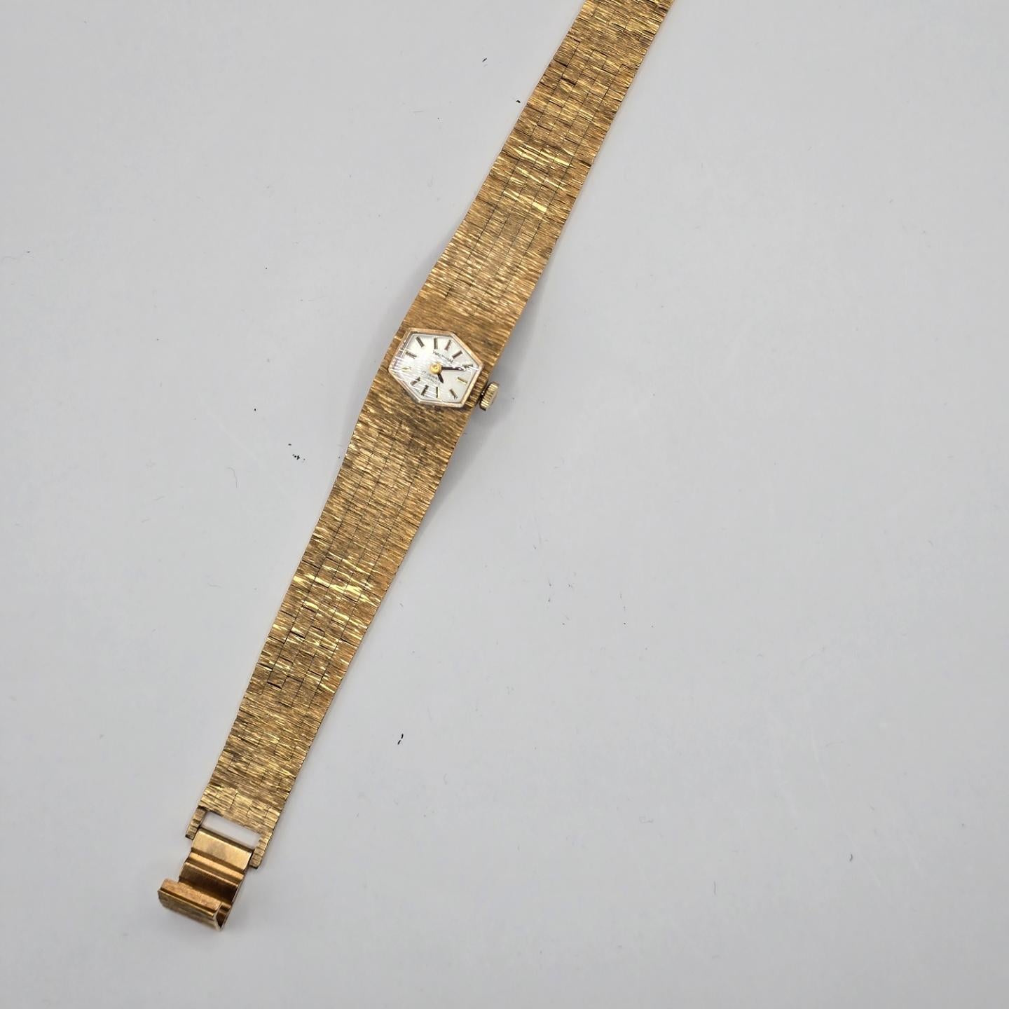 VINTAGE NEW OLD STOCK LADIES WALTHAM 17J GOLD PLATED WATCH.