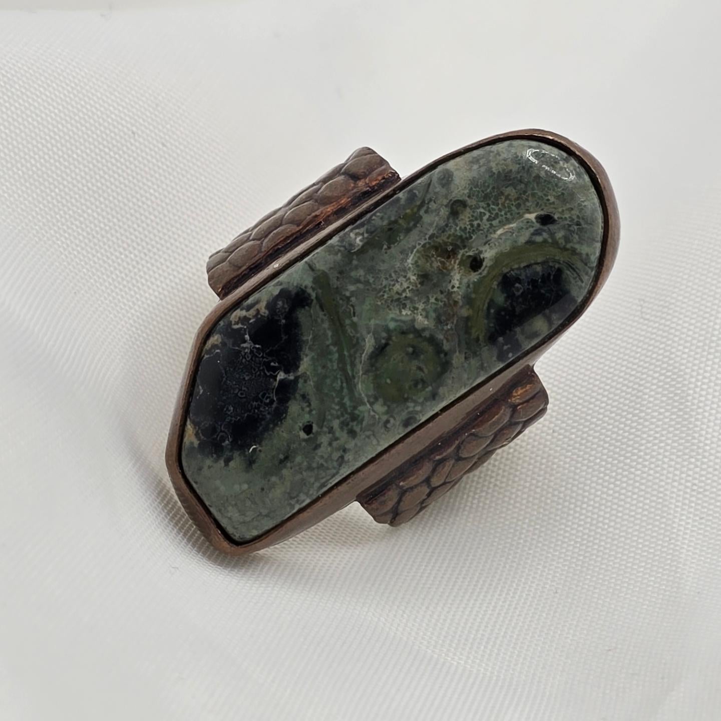 Stress stone ring