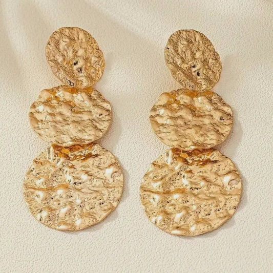 Stylish wavy earrings gold color