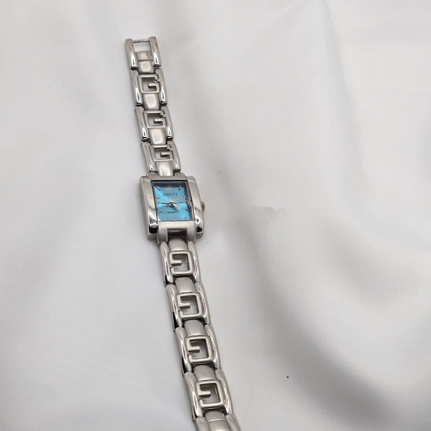 Ladies Gucci Watch.

It's fully working, but please note that the case has a crack and will need to be replaced.